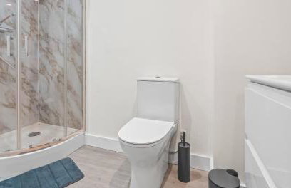 2BR Apartment with Sofa bed I Prime Town Centre Location I Gold St D-Lux, Modern Amenities, Walk to Train, Bus Stations, Shops & Cafés I Leisure and Business Stays Welcome - Foto 17