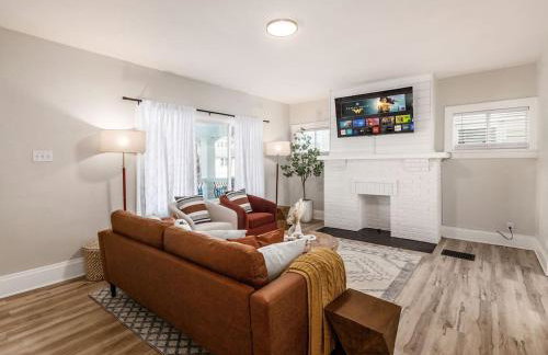 Oakwood Charm Family-Friendly 3BR Getaway - Photo 1