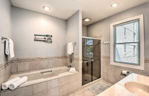 Views, Pools and Marina Lake Keowee Condo! - Foto 10