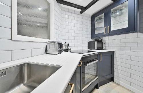 Luxury Couple's Getaway with River Views and Parking - Foto 15