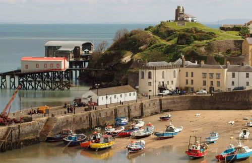 The Potting Shed near Tenby, 100" Projector, Four poster bed, On-site HOT TUB access via Spa Pack - Photo 12