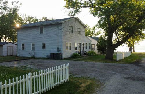 5 Bedroom Lakeside Home Sleeps 12 - Shared Lake Access, Large Yard, Central Air, Fire Pit, Horseshoes & More! - Foto 6