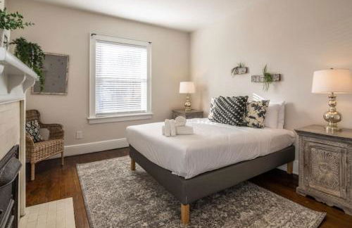 Deluxe 6 Bedroom 3 Min to Downtown w 2-car Driveway - Foto 30