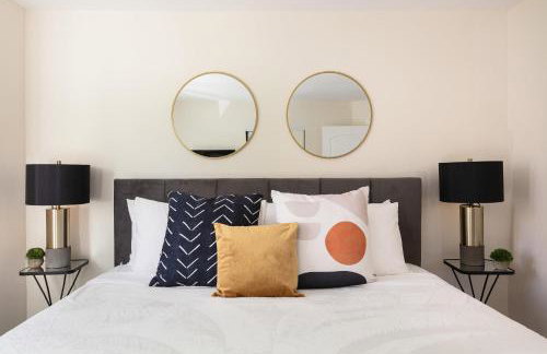 Unwind in Spacious 2BR Apt Sleeps 6 with Parking - Foto 14