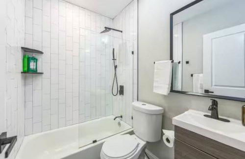 Lovely 2BR w Patio - 10 mins to DT - Sleeps 10 - Foto 23