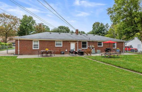 Warm & Comfy 2BR, Huge Backyard, Great Location! - Photo 24