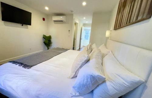 4 King Suites, Downtown, Outlets, Beach, Historic - Photo 15