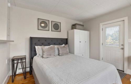 Sleek & Bright 1st Flr Studio Short -Midterm Stays - Photo 2