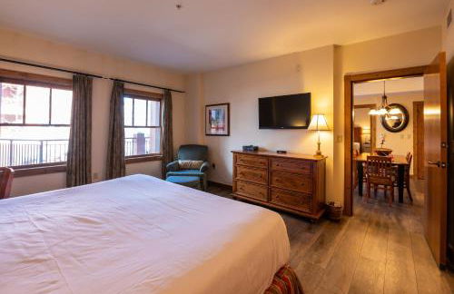 Two Bedroom Condo with a Balcony in Mountaineer Square condo - Foto 23