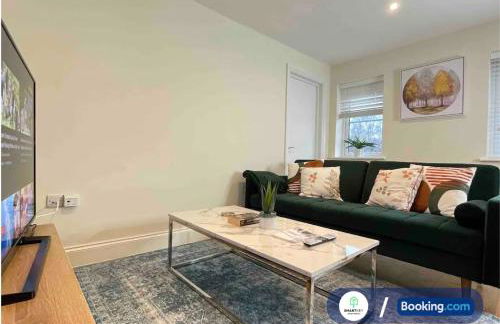 Modern 1 bedroom flat with free parking - Photo 3