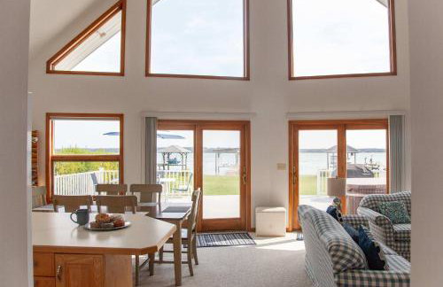 Katies Cottage Lakefront Stay with Hot Tub and Kayaks - Foto 9