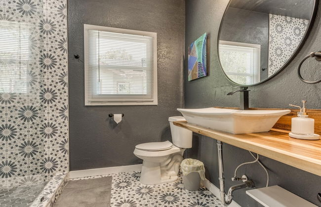 2BR Stylish Retreat in Midtown - Photo 27