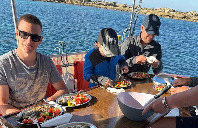 Capitán Manolis Pesca con barbacoa en el barco - Foto 25