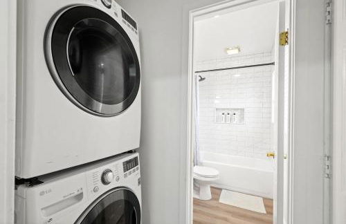 1 mile from the Beach Fire Pit, Patio, Parking! - Foto 33