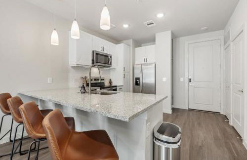 Poolside Luxury 1BR w Private Patio - Photo 11