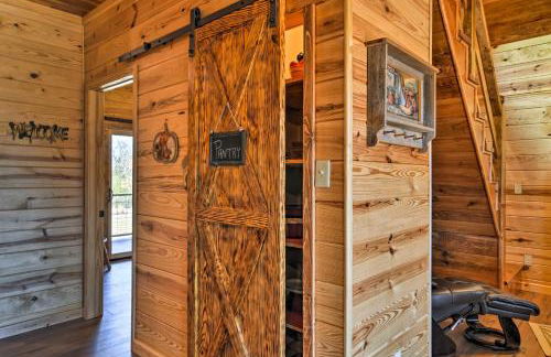 2 Mi to Lake Hamilton! Log Cabin with Cozy Loft - Foto 11