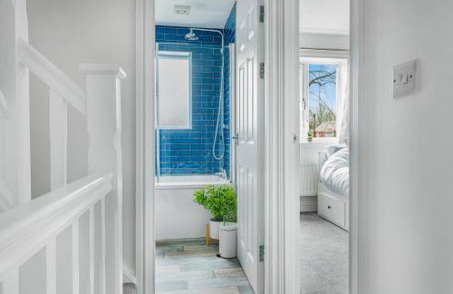 3BR Home with Garden & Free Parking - Foto 48