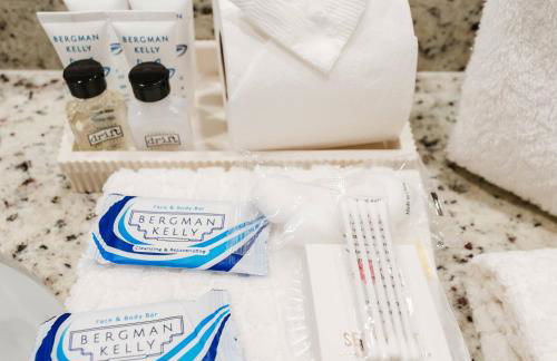 Boca Beachside 2BR 2BA with Pool and Balcony Steps to Sand - Foto 20