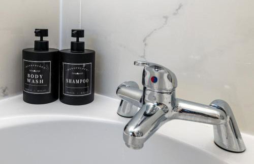 4BR New Build - Near Ferry Port - Great for Groups - Foto 28