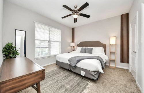 LUX Resort Inspired 2BR Near Houston Pool Gym - Foto 1