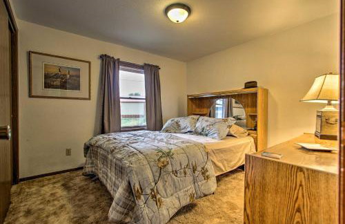 Cozy Angler's Apt - Steps to Trout Fishing River! - Foto 15