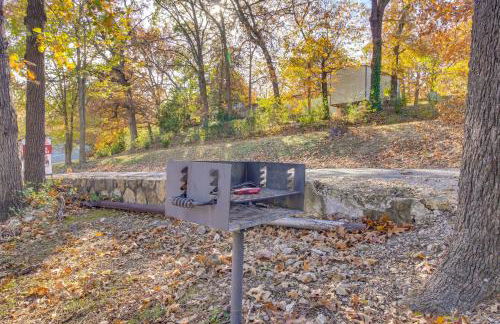Deck and Boat Dock Lakefront Cabin in Eucha! - Foto 25