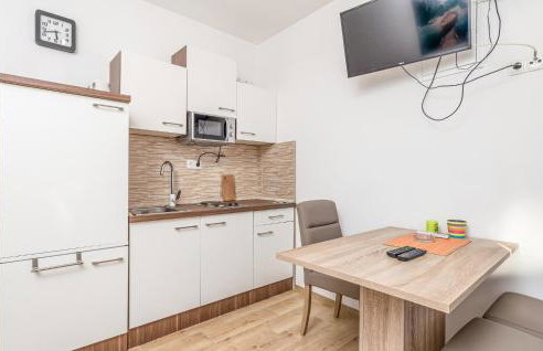 6 Bedroom Stunning Home In Lukovo - Foto 23