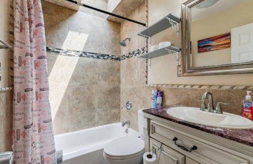 Spacious 4BR w/ Pool, Spa, Mini Golf & Game Lounge - Foto 21