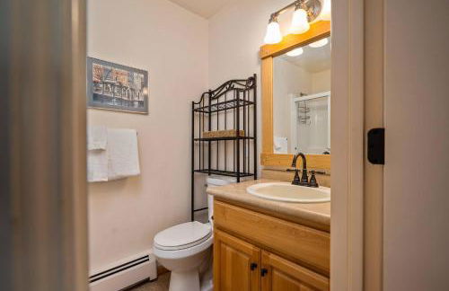 Ski Town Hideaway | Fireplace + Walk to Downtown - Foto 30