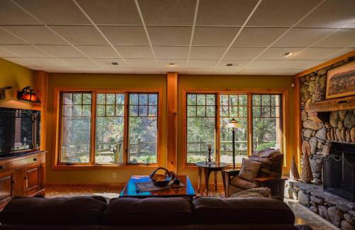 Luxury Riverfront Lodge - Sleeps 12, VIEWS, Fireplaces, Dogs OK - Photo 44