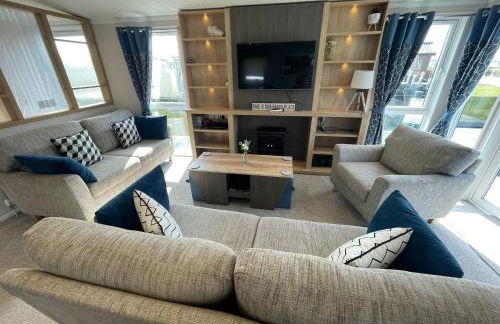 Indulgence Lakeside Lodge i3 with hot tub, private fishing peg situated at Tattershall Lakes Country Park - Foto 24