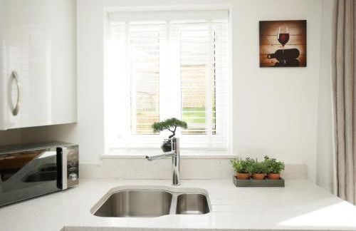 Gregor Place Modern four Bedroom House in Calne with Private Parking, perfect for teams or families staying in the area, Long stays welcome - Photo 41