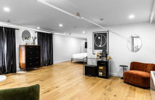 King Bed, The Phenix Historic Hotel, Spacious, Room # 406 - Foto 9