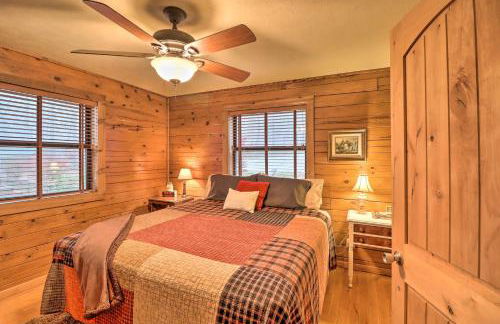 Charming Cabin with Hot Tub, Fire Pit and Views! - Foto 23