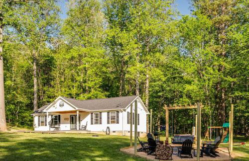 NEW! Shenandoah family & dog friendly cabin - 5 min walk river with private river access, BBQ, playground, fire pit - Foto 31