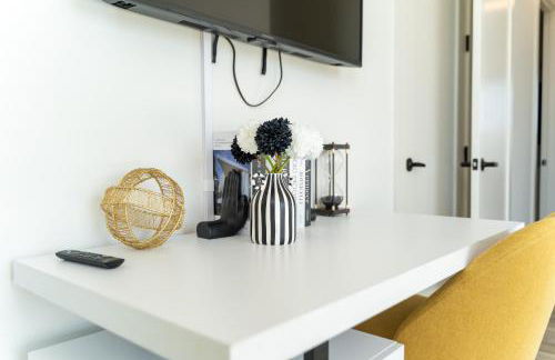 Bright and Bold Escape with NYC Views and Free Parking, Sleeps 9 and 2 Baths - Foto 40