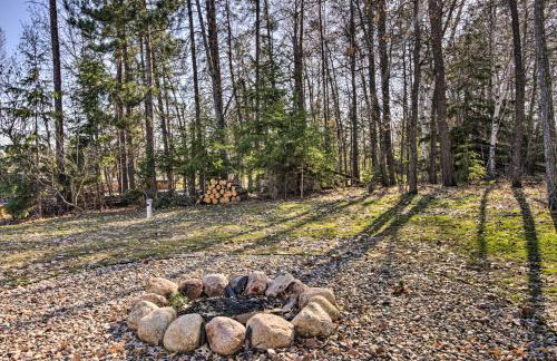 Breezy Point Cabin with Fire Pit - Walk to Lake - Foto 22