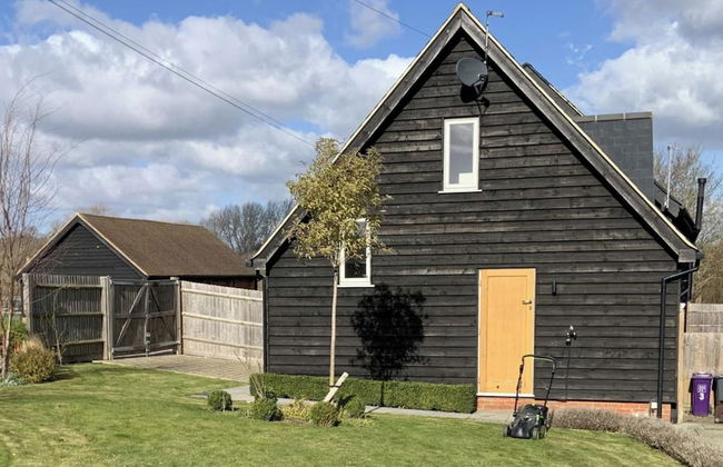 1-bed - Sleeps 2 - Pet Friendly w Parking - Foto 1