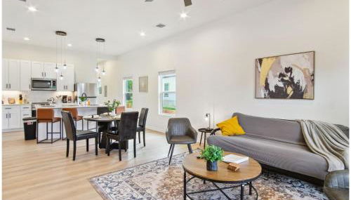 3BR-2BA Cityscape Haven with Panoramic Tower View - Foto 5, Other