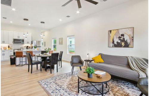 3BR-2BA Cityscape Haven with Panoramic Tower View - Foto 5