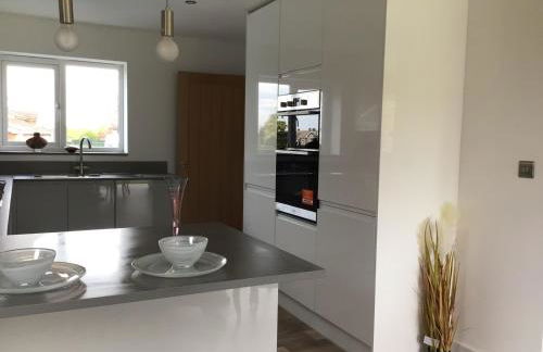 Luxurious 3 bedroom house now with FULL FIBRE INTERNET Shangri la in village of Alfrick with driveway parking for 3 cars in an area of outstanding natural beauty, superb walking,close to Worcester, Malvern showground, theatre, Malvern hills, dogs welcome - Photo 18