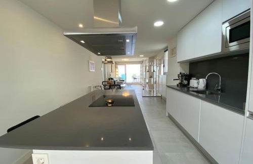 Deluxe sea view apartment with a swimming pool - Foto 17