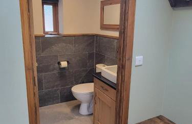 Stylish Lodge in the Peak District sleeps up to 9 - Photo 9