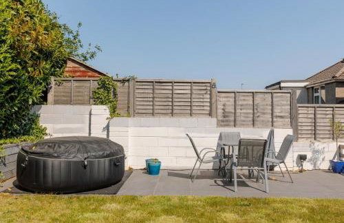 Delightful family home with parking, 8 minutes to beach - Foto 16