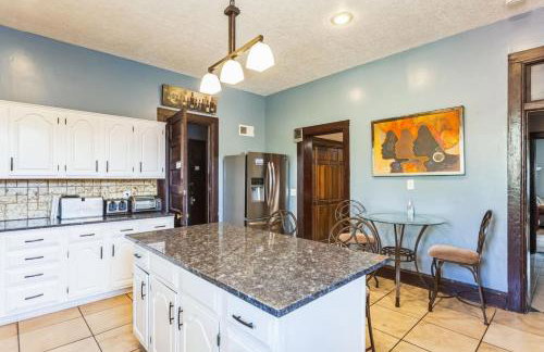 Massive 5 bedroom downtown - Photo 18
