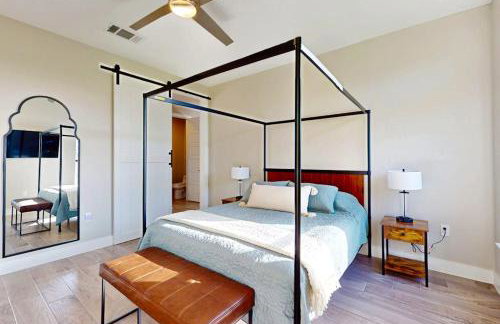Stunning Lake House with Spacious Bedrooms - Minutes to Local Attractions - Photo 11