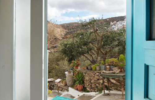 Maria in the castle Kea - Photo 19