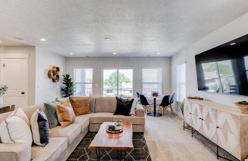 Midway to Heaven! BRAND NEW 5 bed 4.5 bath, HOTTUB - Photo 73