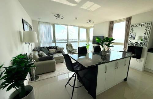 Luxury Waterfront Apartment With Panoramic View - Photo 1