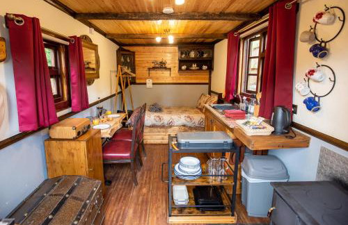 The Old Pumphouse Shepherds Hut with Hot Tub - Photo 11